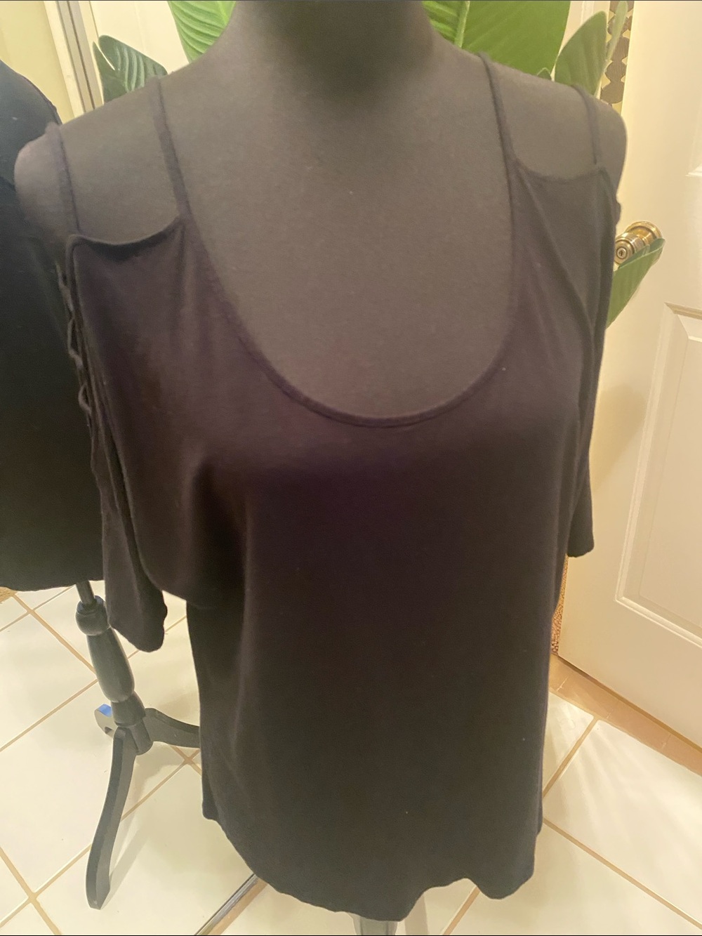 VENUS Black Cold-Shoulder Short Sleeve Tee